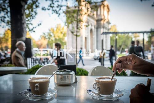 Escena cotidiana: café en las terrazas de la Puerta de Alcalá